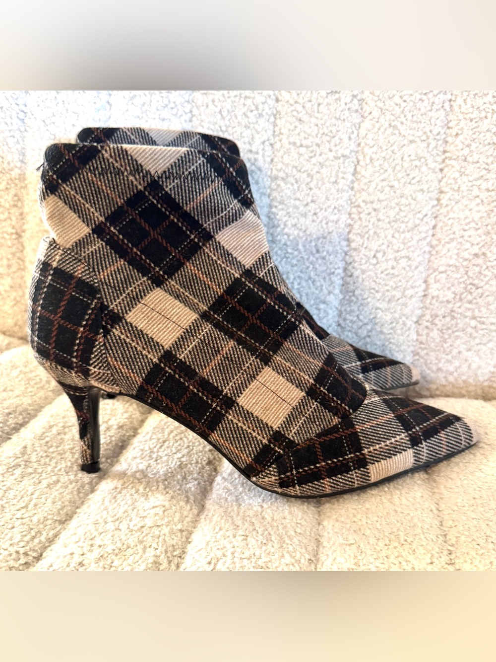 Charles by Charles David plaid stretch knit ankle bootie. Size 7.5 A+ Condition!